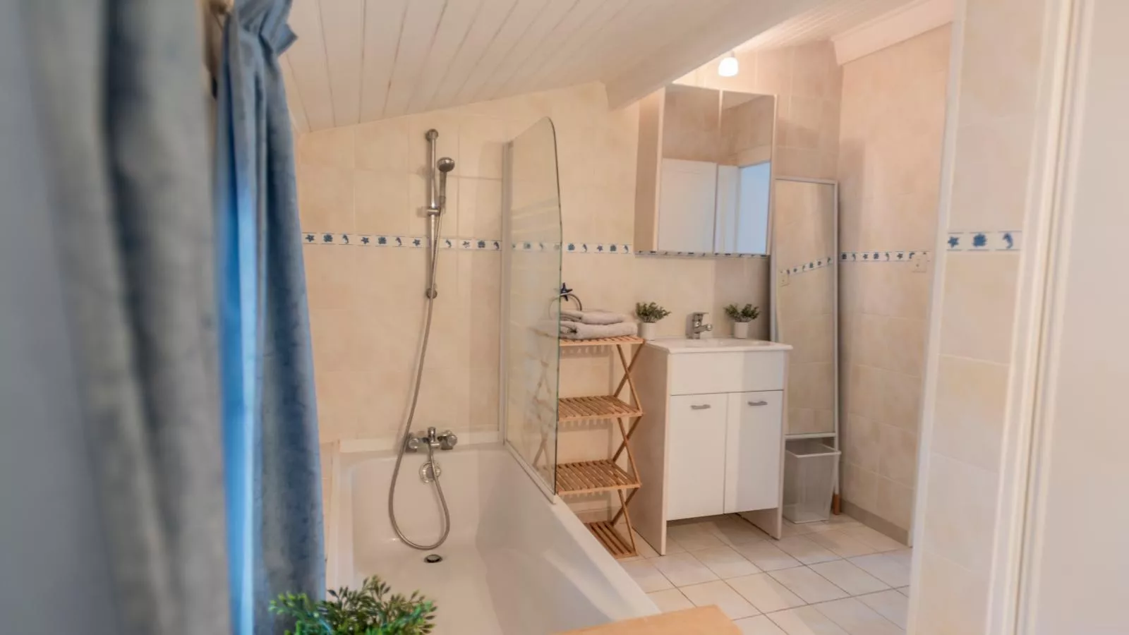 La Maison sur la Colline-Badkamer