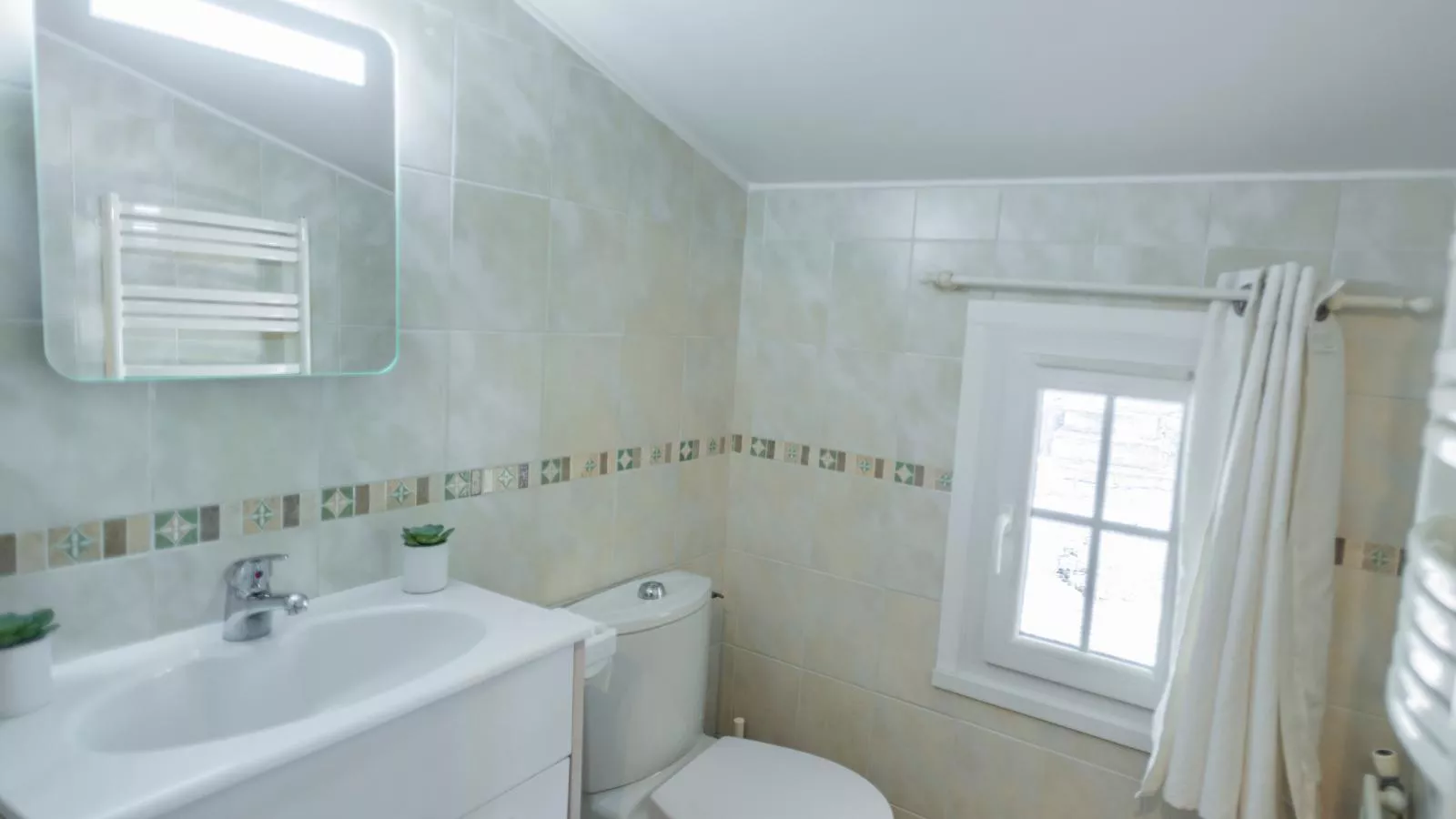 La Maison sur la Colline-Badkamer