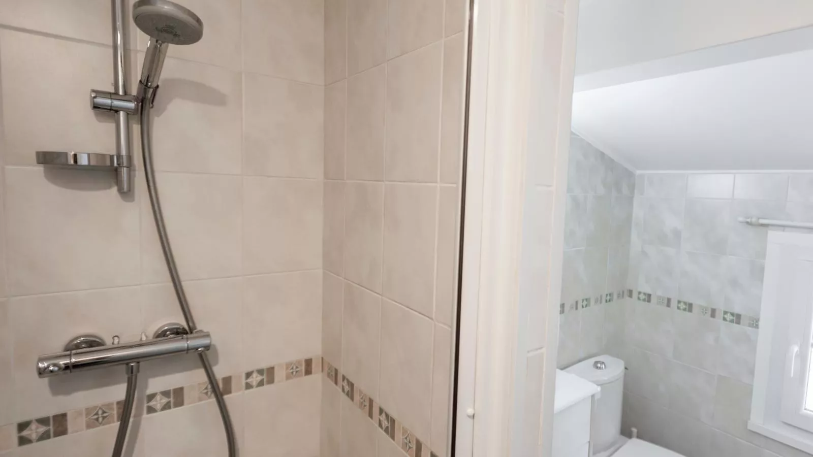 La Maison sur la Colline-Badkamer