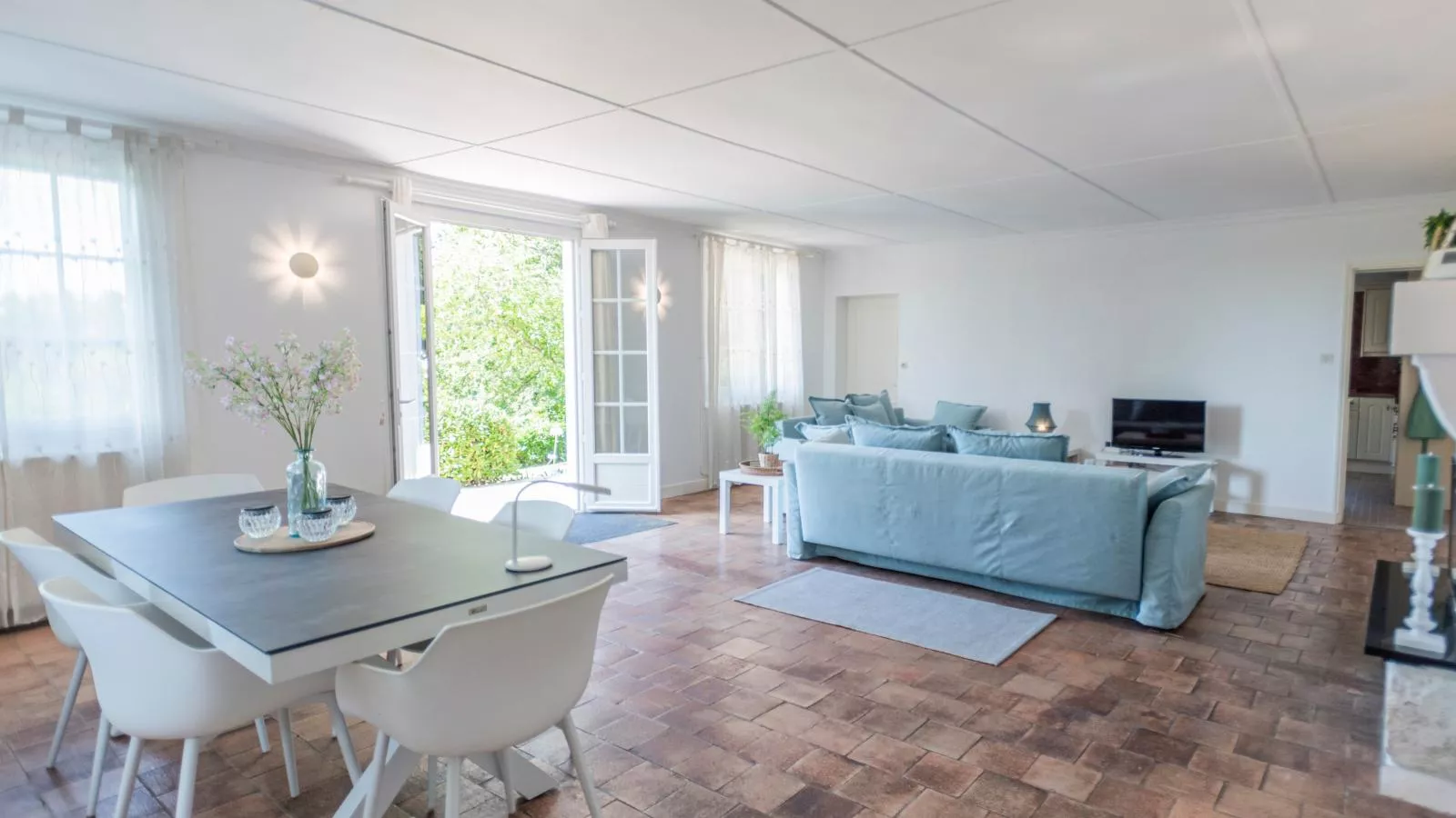 La Maison sur la Colline-Woonkamer