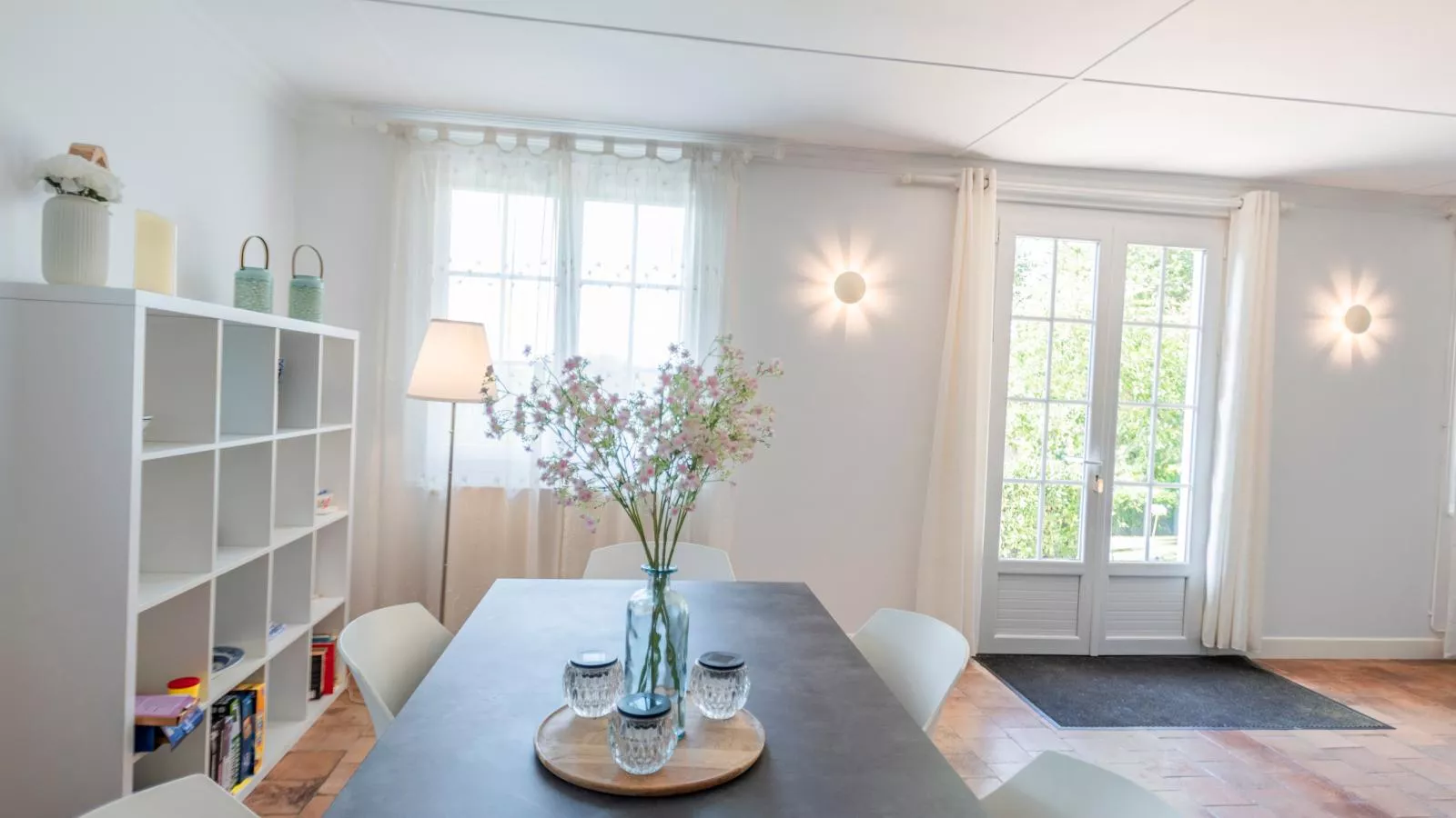La Maison sur la Colline-Eetkamer