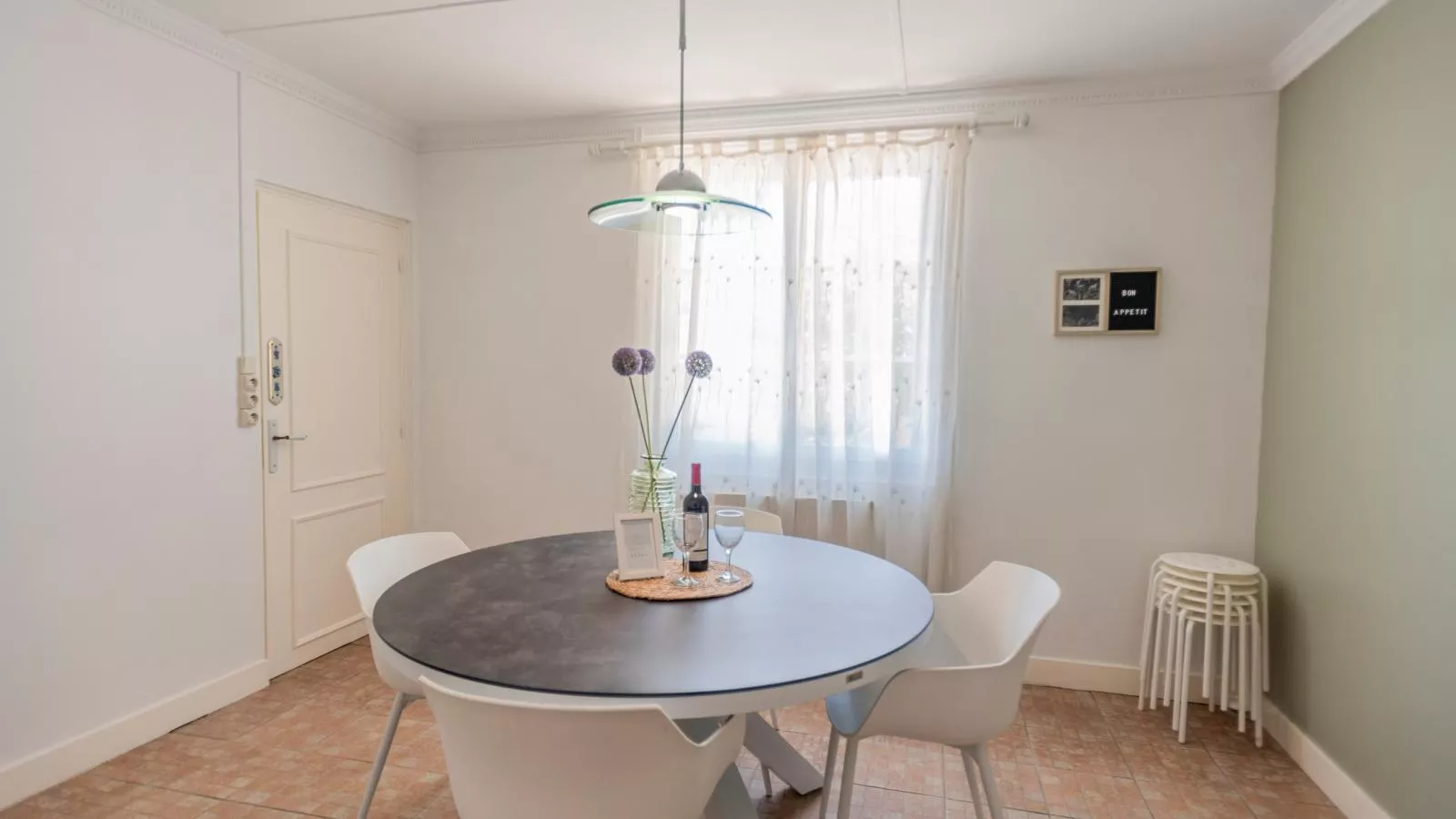 La Maison sur la Colline-Eetkamer