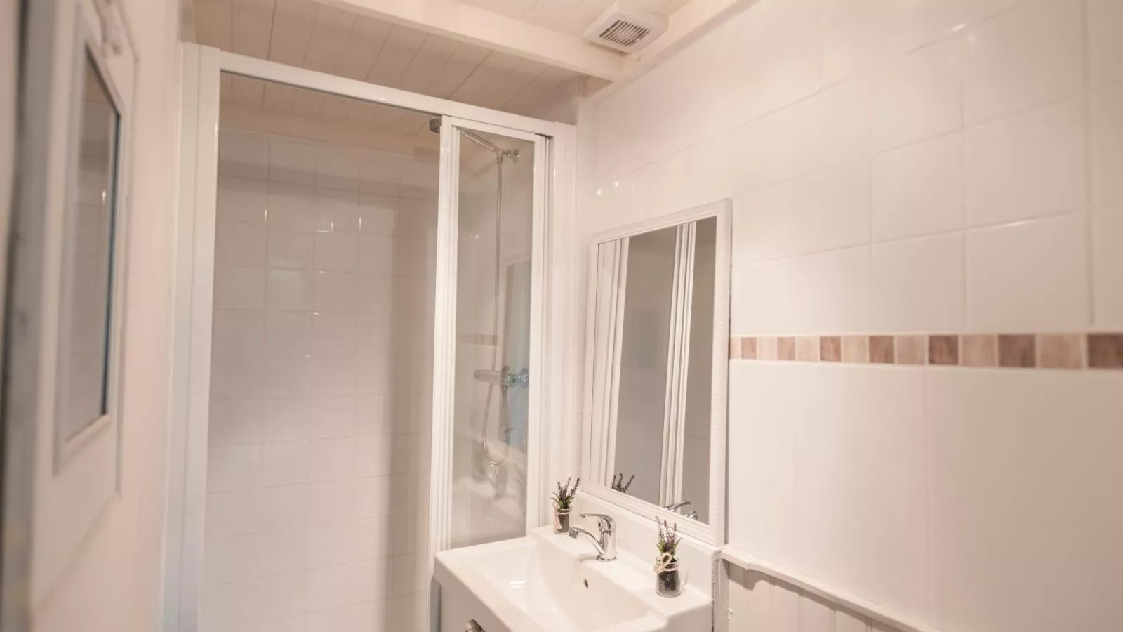 La Maison sur la Colline-Badkamer