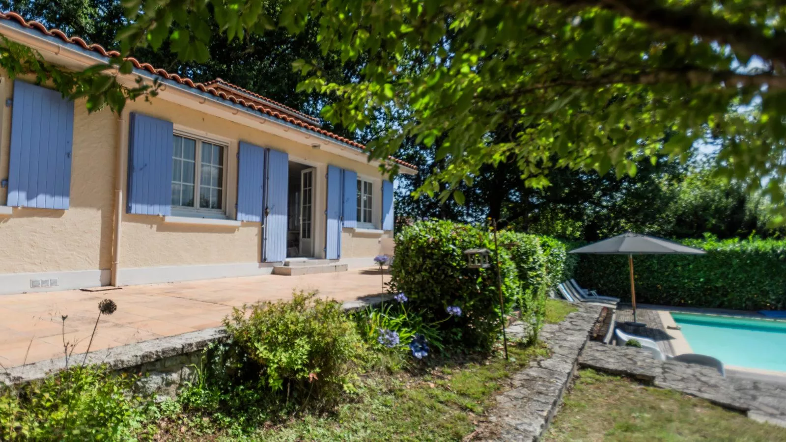 La Maison sur la Colline-Buitenkant zomer