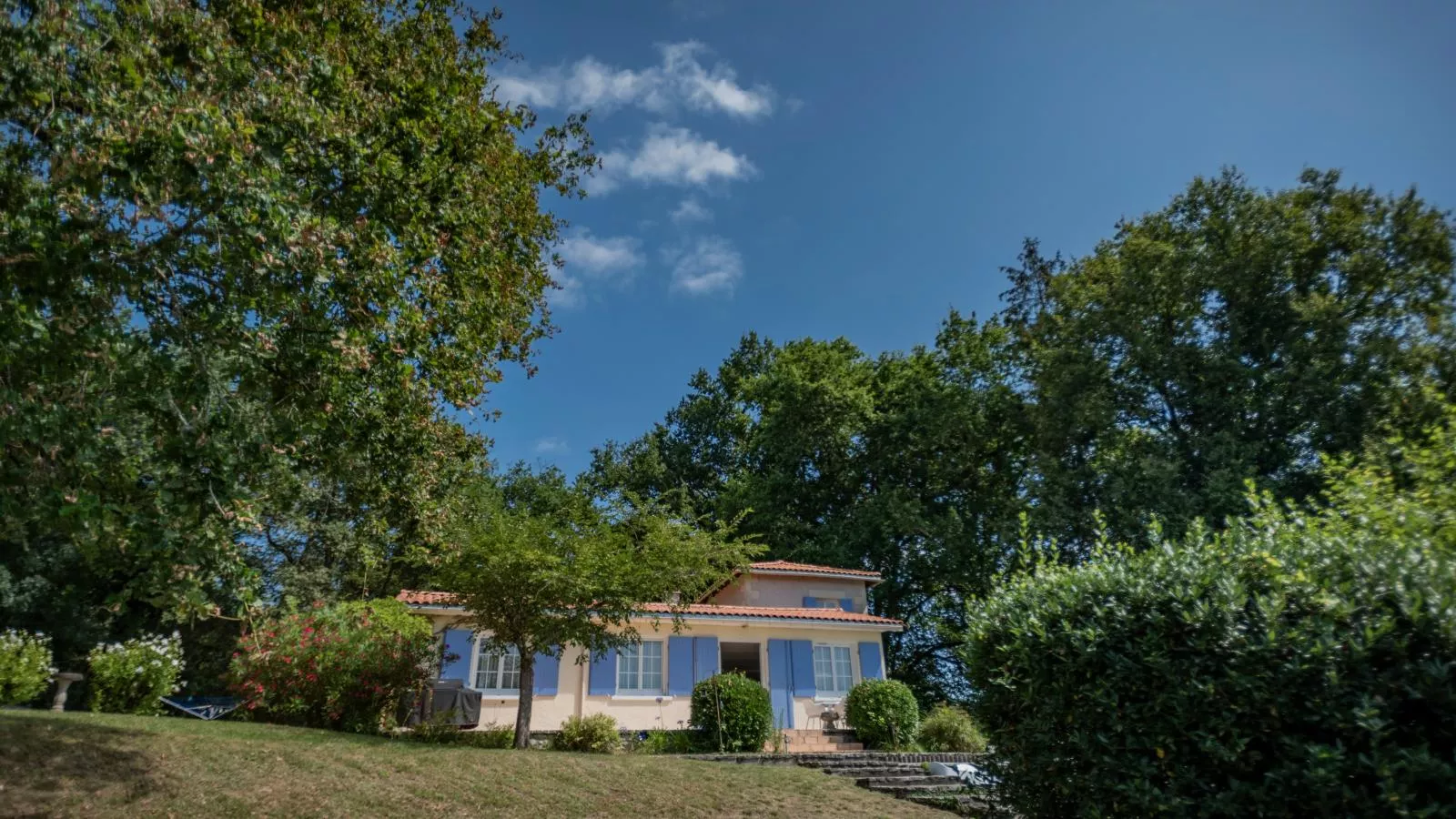 La Maison sur la Colline-Buitenkant zomer