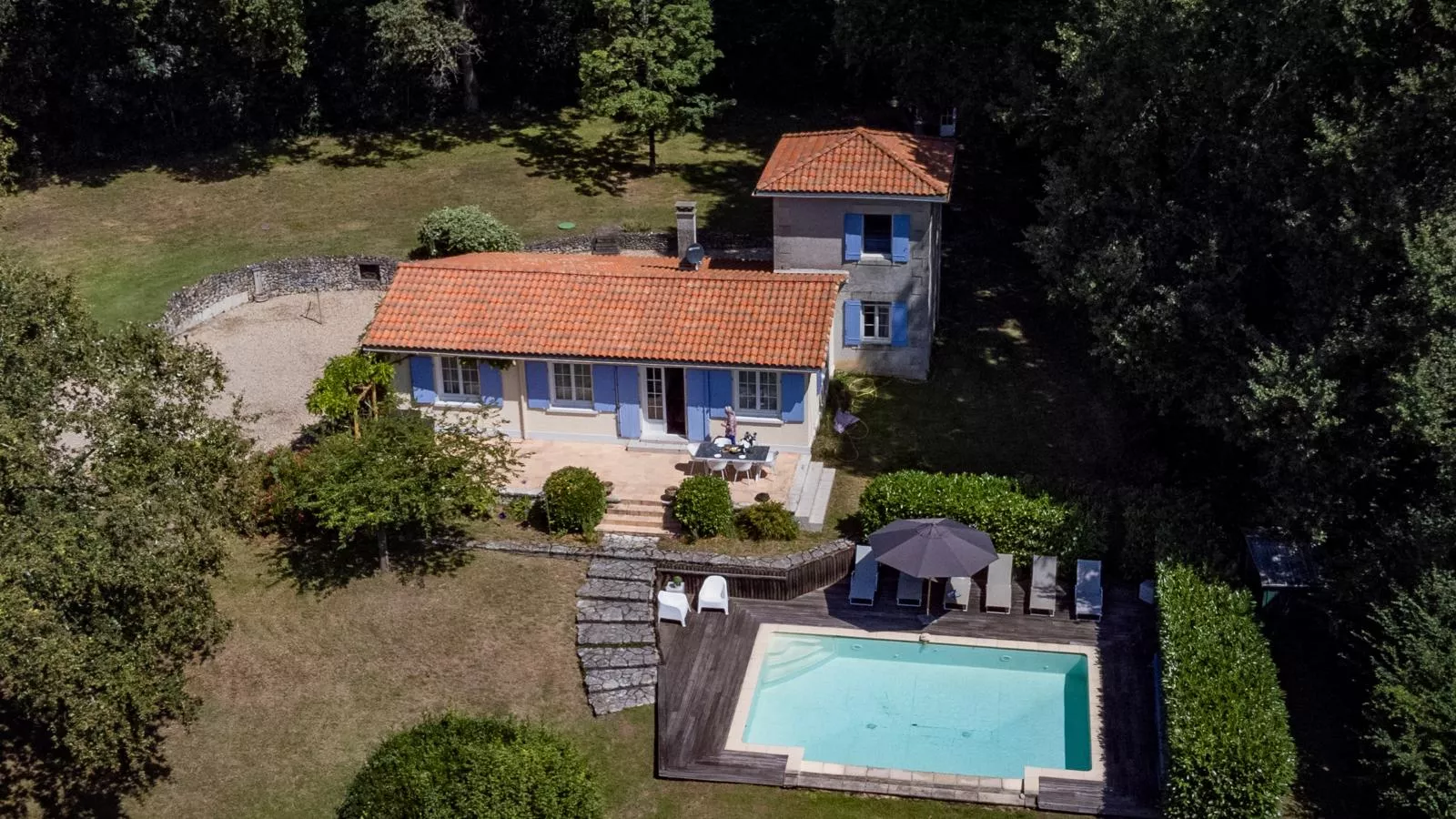 La Maison sur la Colline-Buitenkant zomer