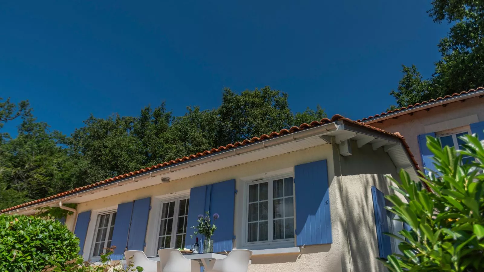 La Maison sur la Colline-Buitenkant zomer