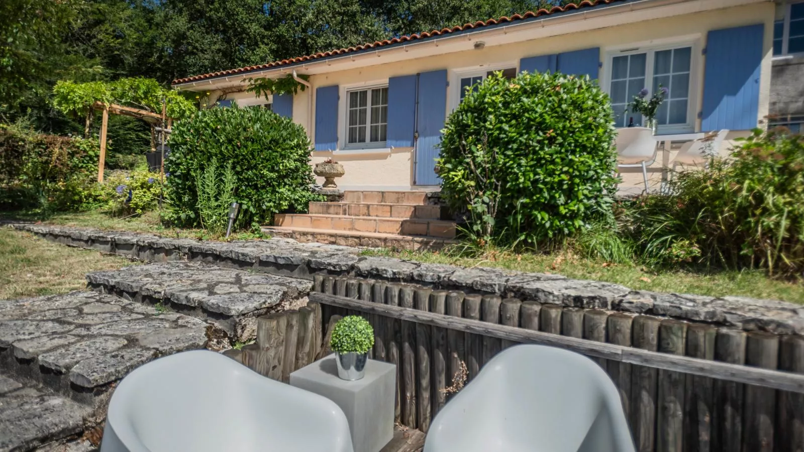 La Maison sur la Colline-Buitenkant zomer