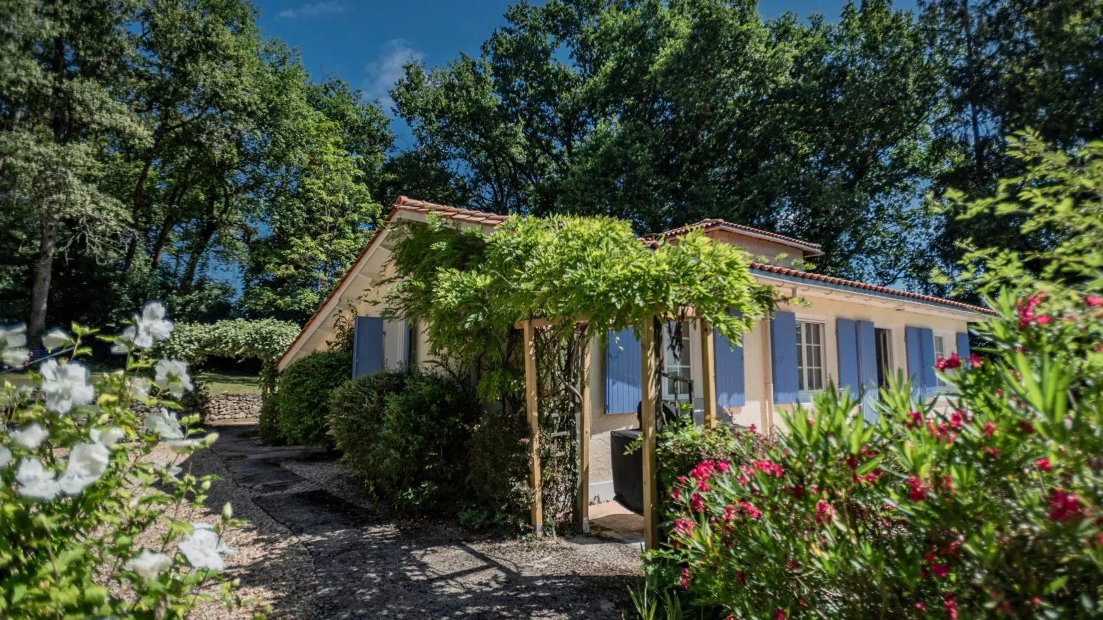 La Maison sur la Colline-Buitenkant zomer