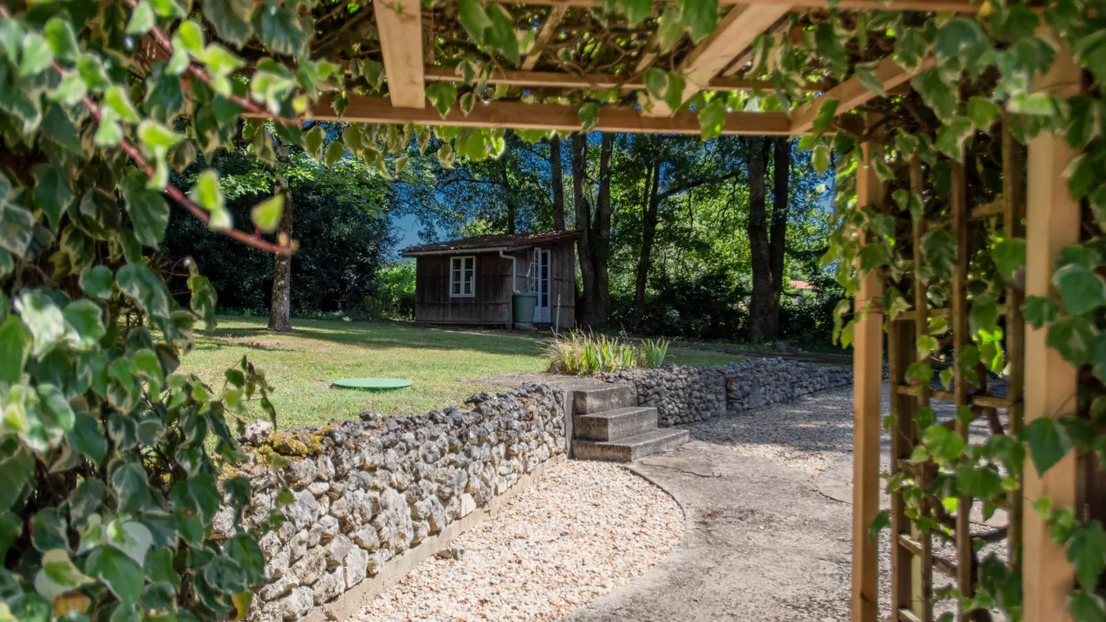 La Maison sur la Colline-Tuinen zomer