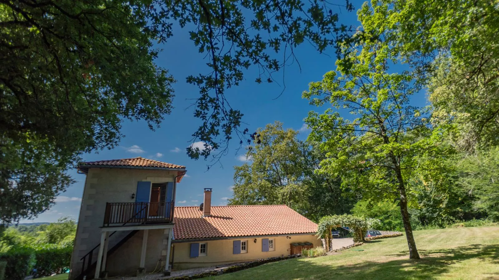 La Maison sur la Colline-Buitenkant zomer