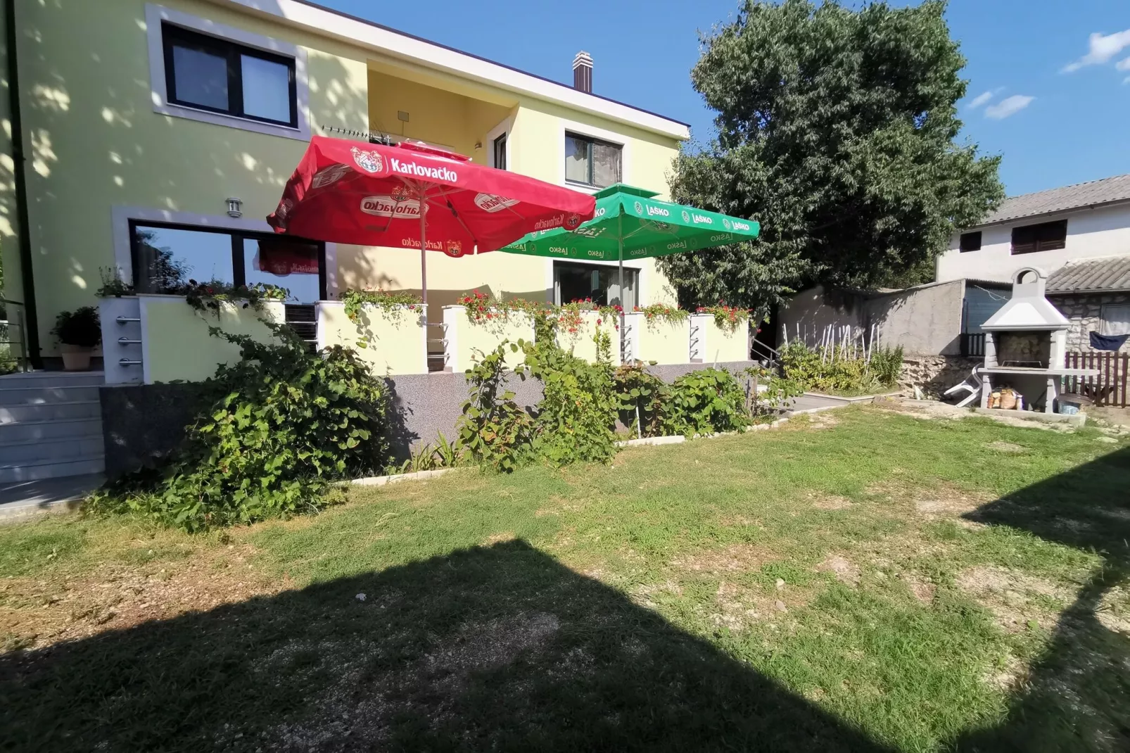 Holiday house Pakostane-Buitenkant zomer