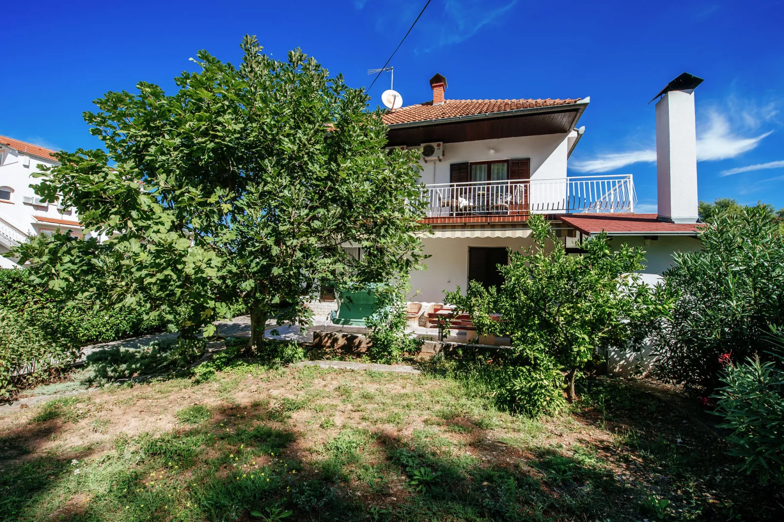 Apartment Pakostane-Buitenkant zomer