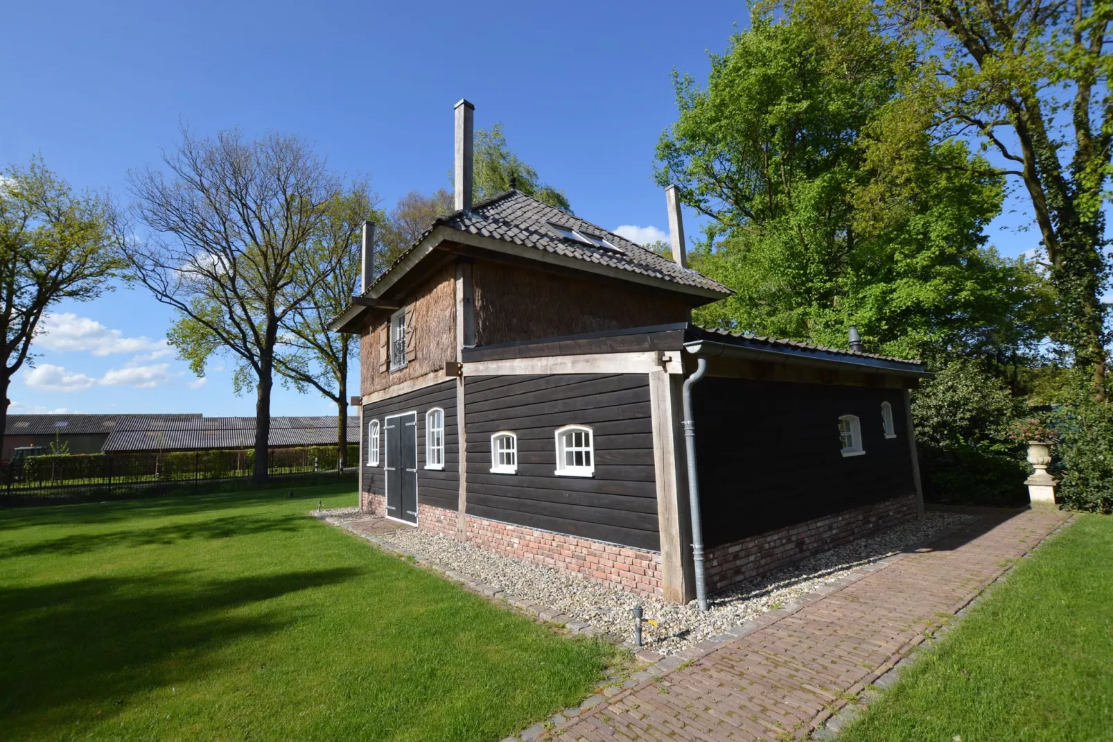 Guesthouse The Old Cottage-Buitenkant zomer