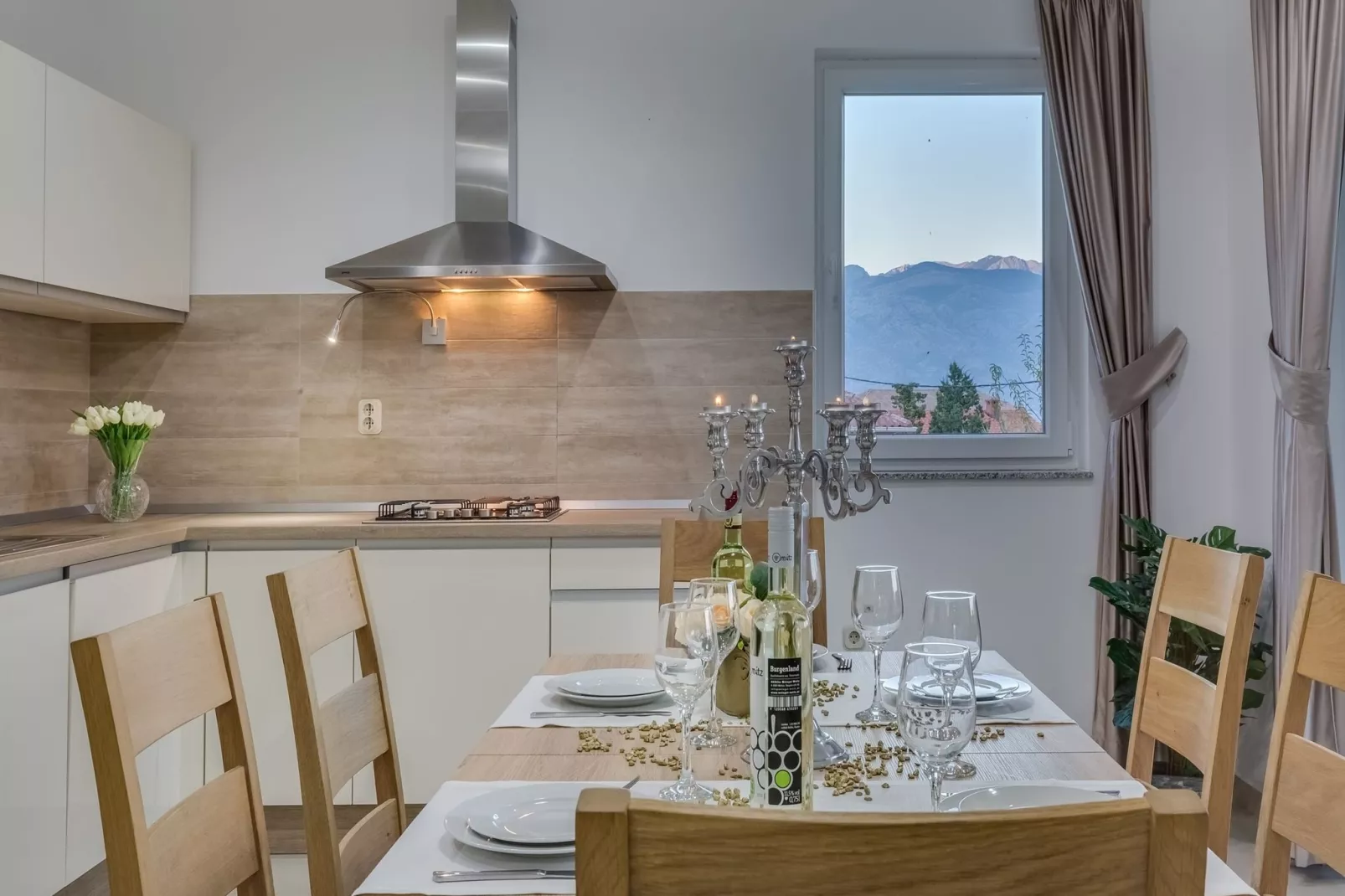 Villa Zlatni Dvori-Eetkamer