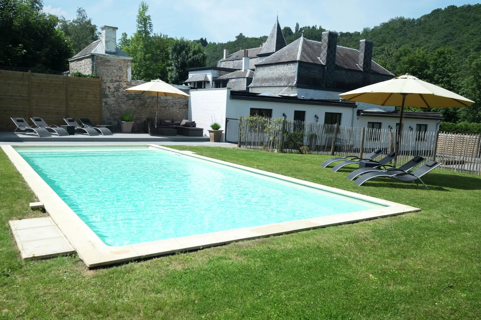La Petite Conciergerie Privée-Buitenkant zomer