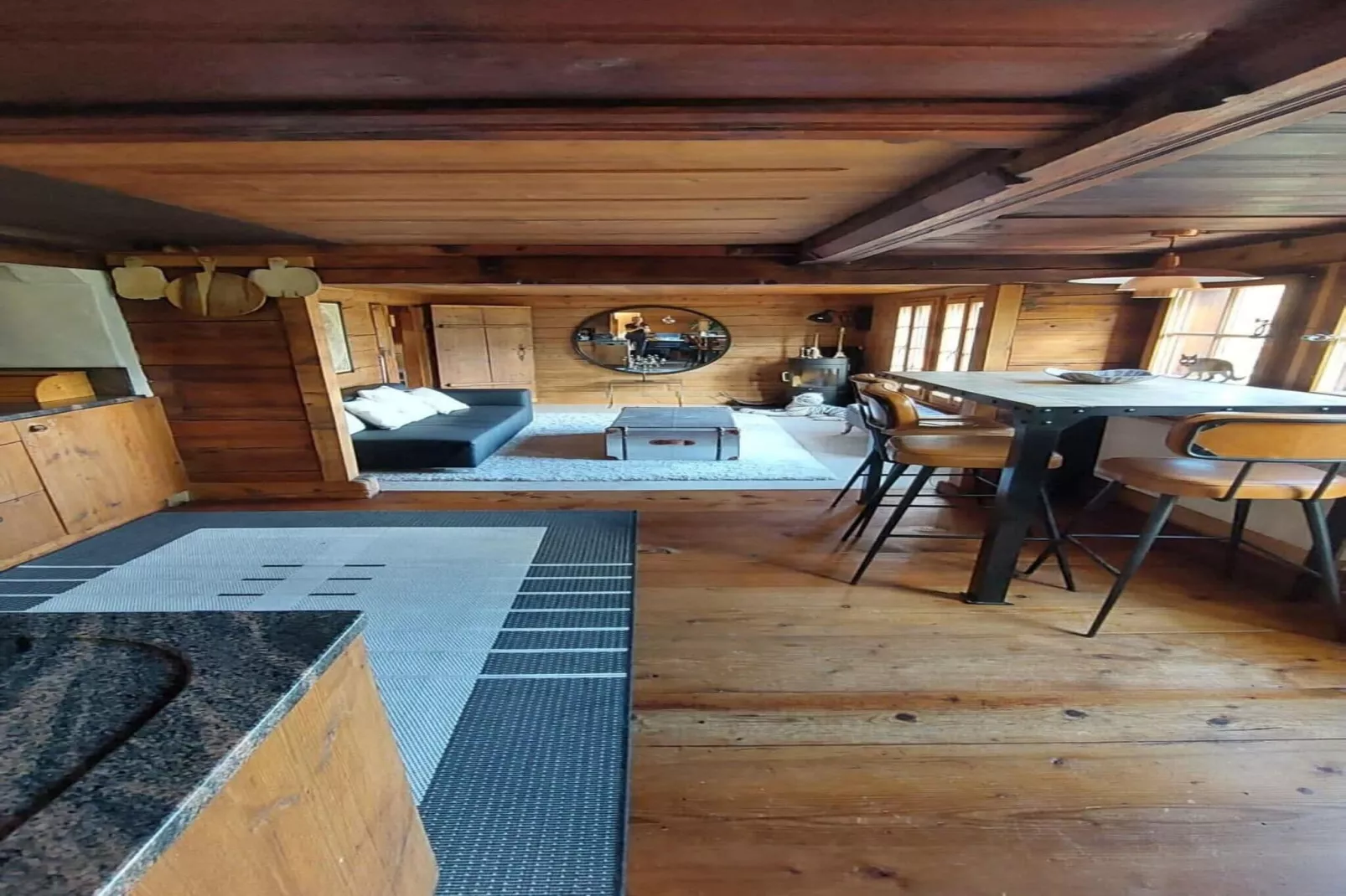 Gstaad Paradise View Chalet with Outdoor Jacuzzi-Woonkamer