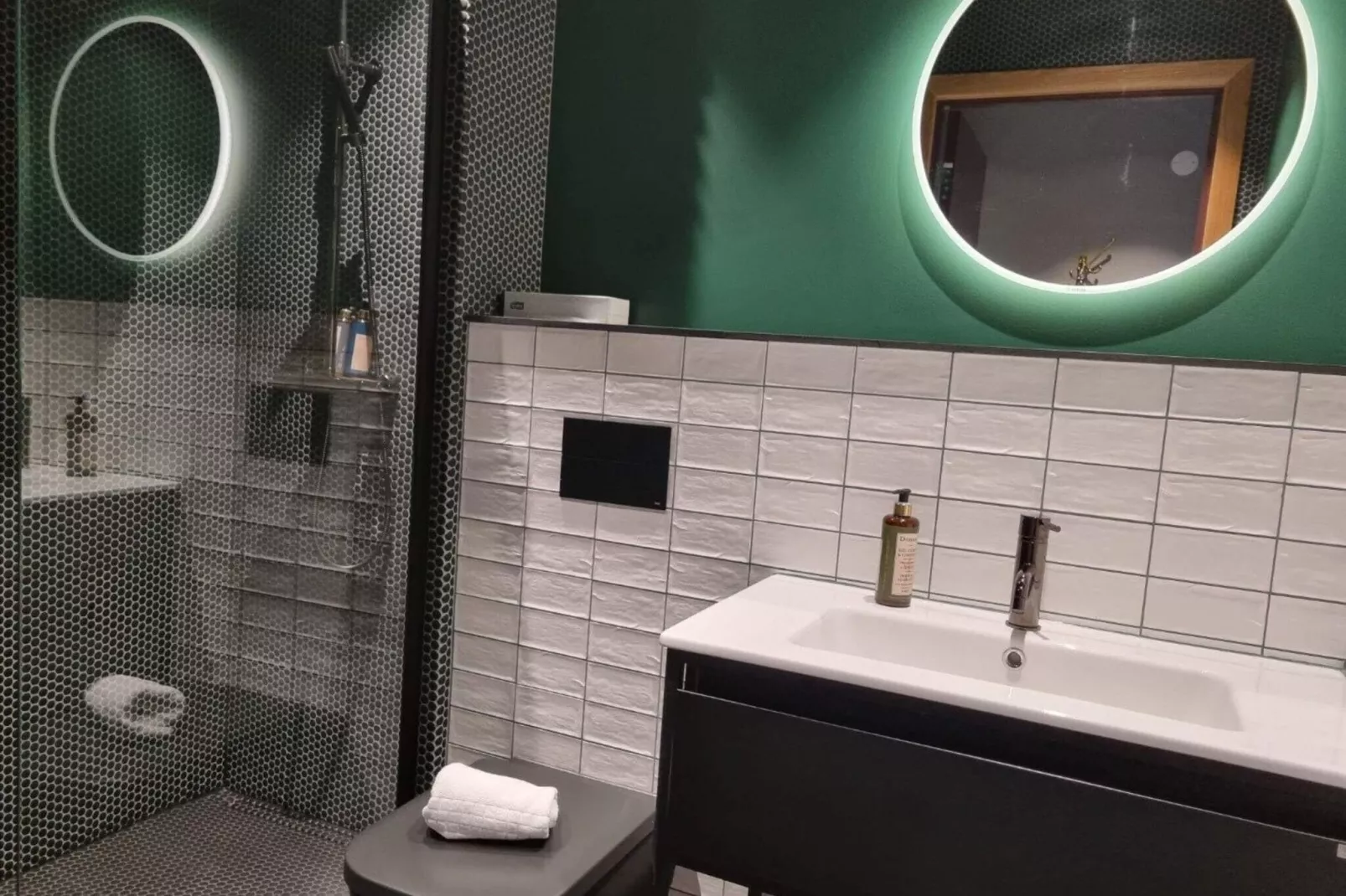Uitnodigende hotelkamer met gratis ontbijt-Binnen
