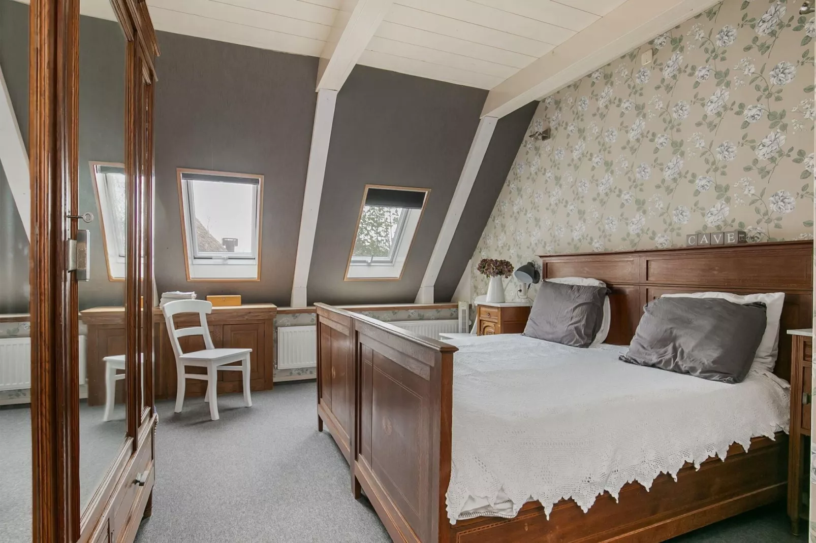 10-14 pax holiday home with seperated appartments and gardens