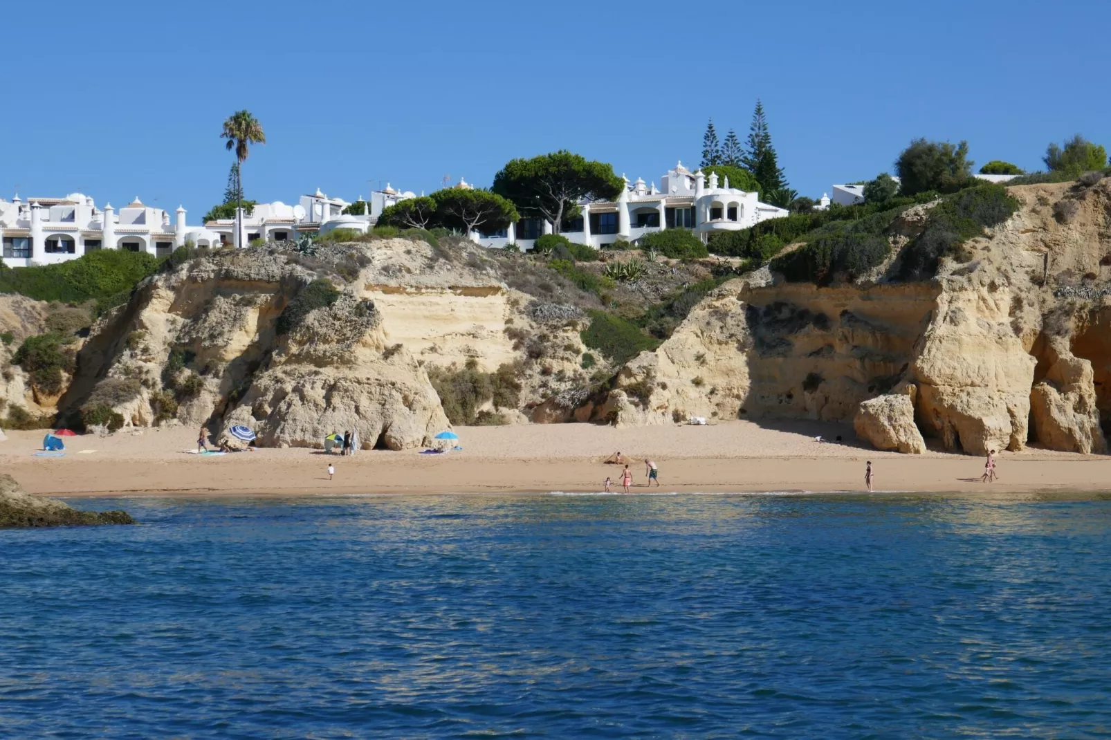 Reihenhaus in Armação de Pêra // Casa Ninho-Buitenkant zomer