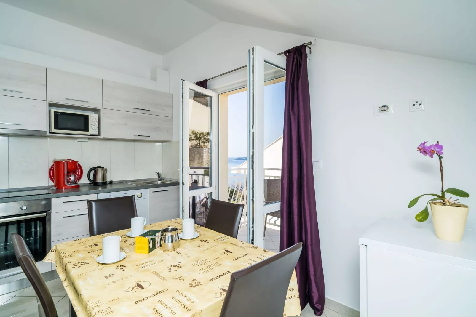 Villa Samba - Comfort One Two-Bedroom Apartment with Balcony and Sea View - gasi se-Keuken