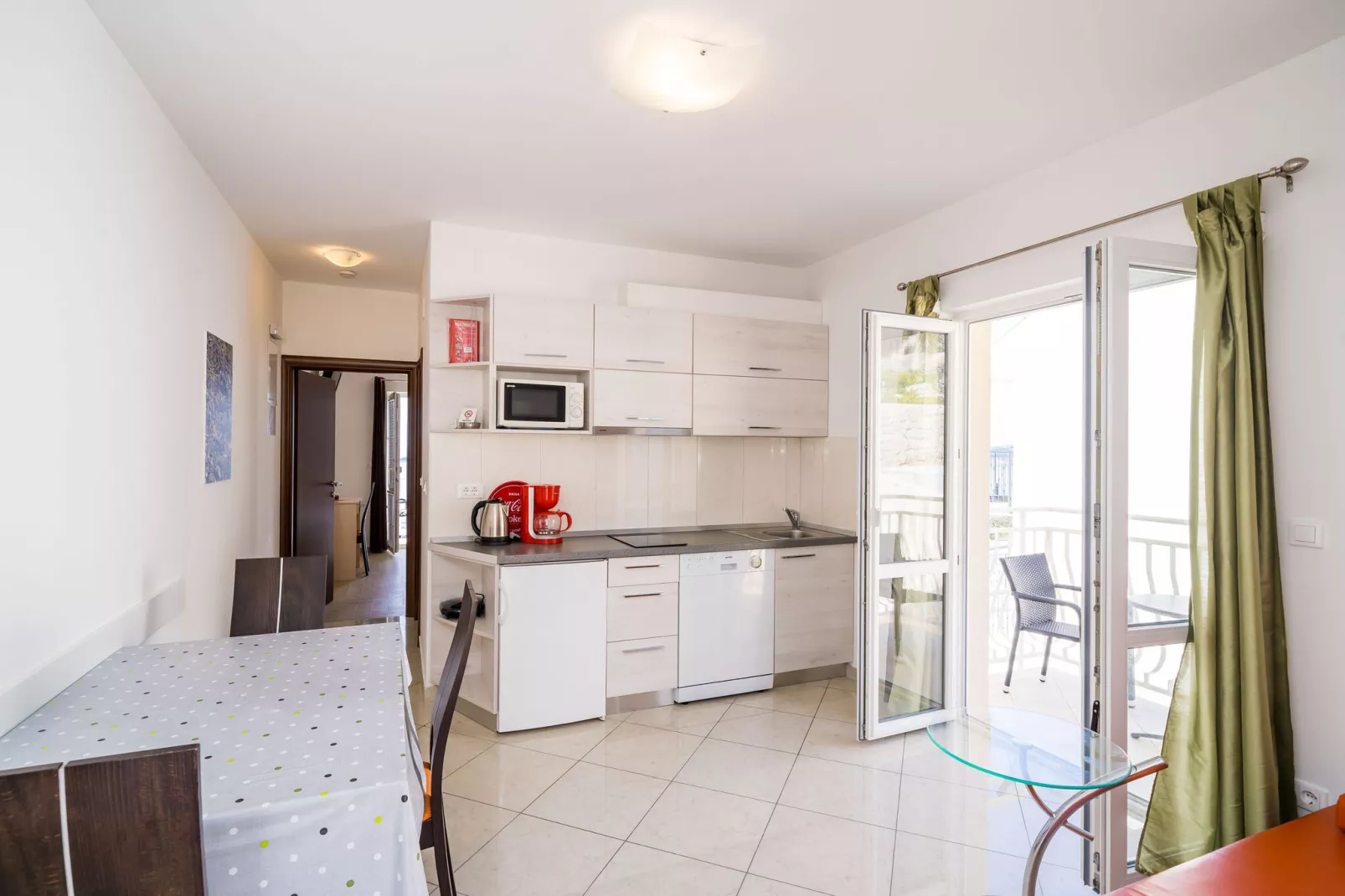 Villa Samba - Comfort One Two-Bedroom Apartment with Balcony and Sea View - gasi se-Keuken
