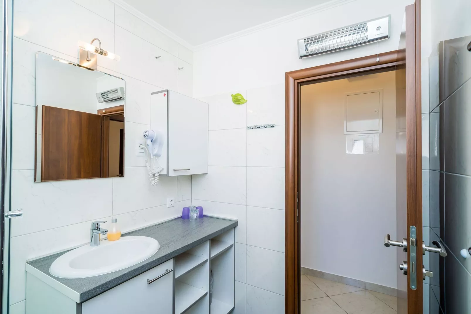 Villa Samba - Comfort One Two-Bedroom Apartment with Balcony and Sea View - gasi se-Badkamer