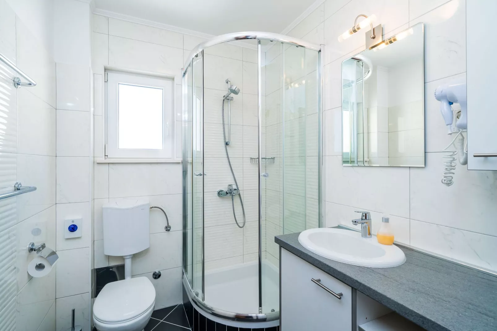 Villa Samba - Comfort One Two-Bedroom Apartment with Balcony and Sea View - gasi se-Badkamer