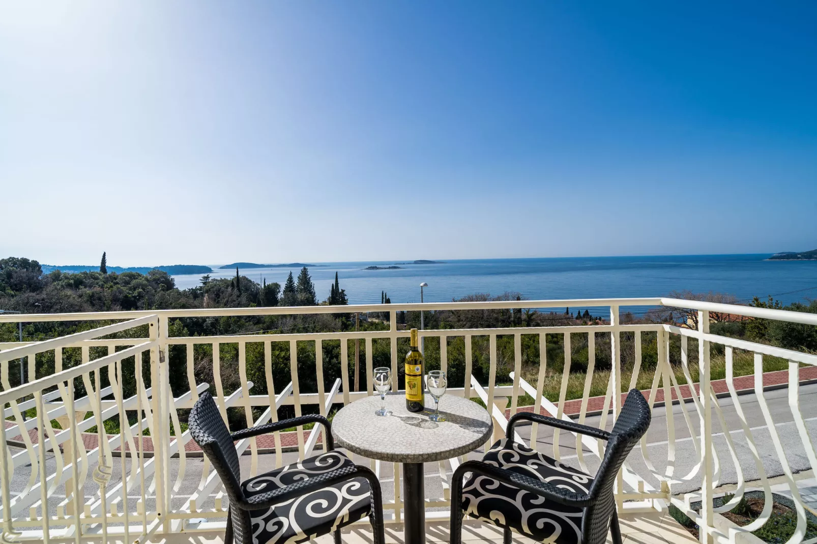 Villa Samba - Comfort One Two-Bedroom Apartment with Balcony and Sea View - gasi se-Terrasbalkon