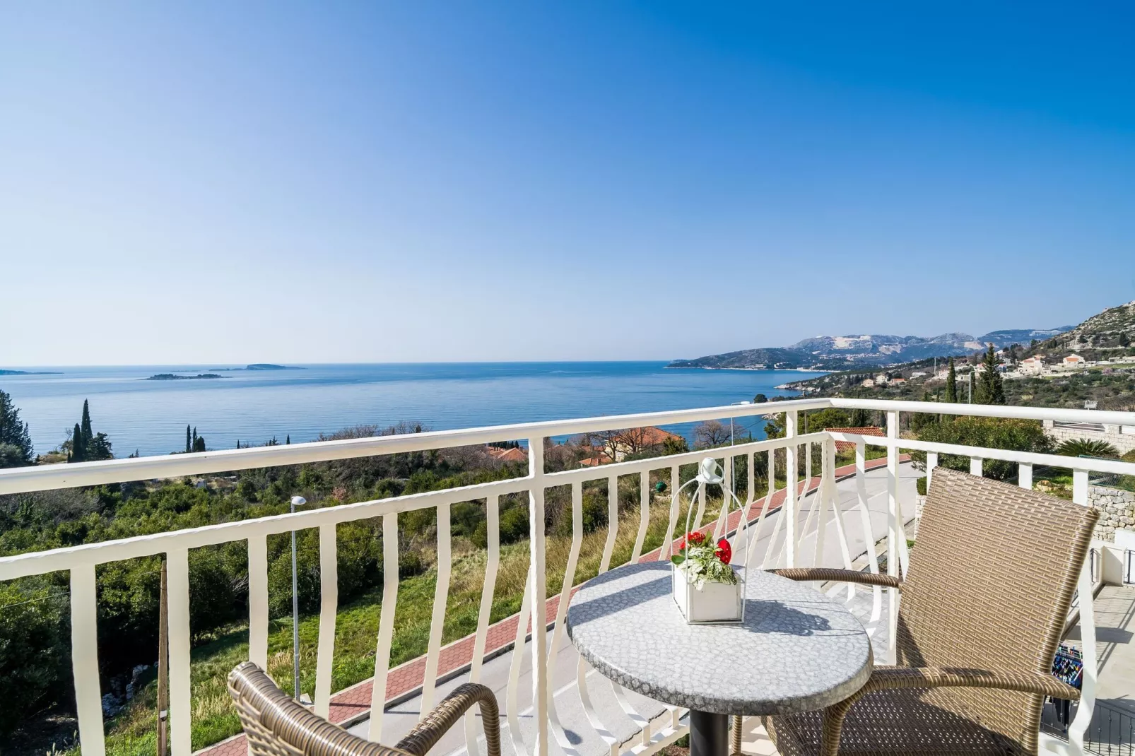 Villa Samba - Comfort One Two-Bedroom Apartment with Balcony and Sea View - gasi se-Terrasbalkon