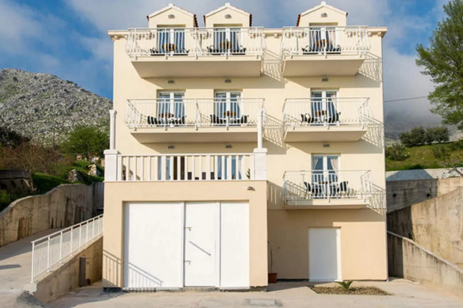 Villa Samba - Comfort One Two-Bedroom Apartment with Balcony and Sea View - gasi se-Buitenlucht