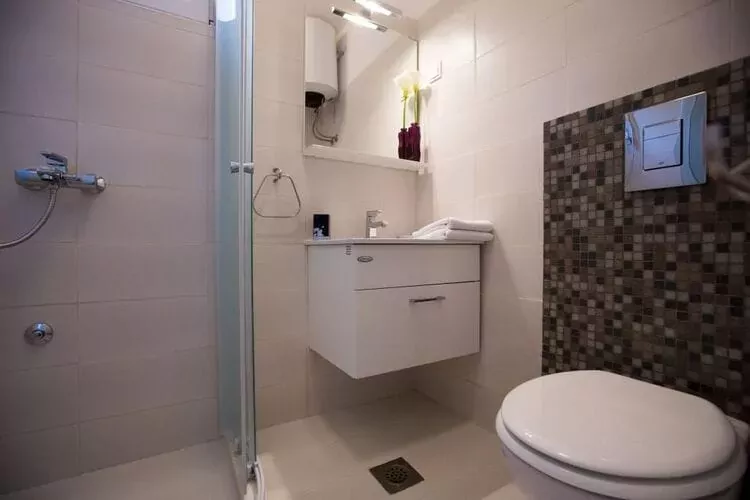 Villa Roza - One-Bedroom Apartment with Balcony-Badkamer