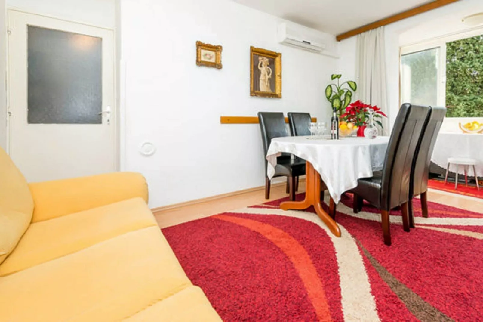 Apartment Nina - One Bedroom Apartment with Balcony-Woonkamer