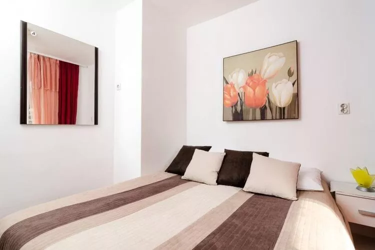 Apartment Nina - One Bedroom Apartment with Balcony-Slaapkamer