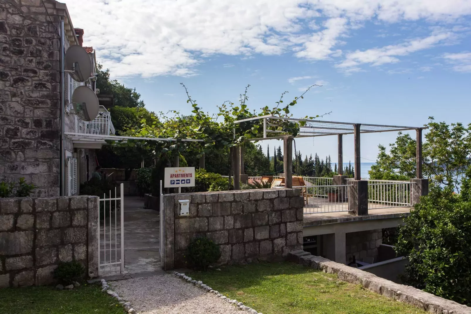 Apartments Anka - One-Bedroom Apartment with Balcony and Sea View-Buitenlucht