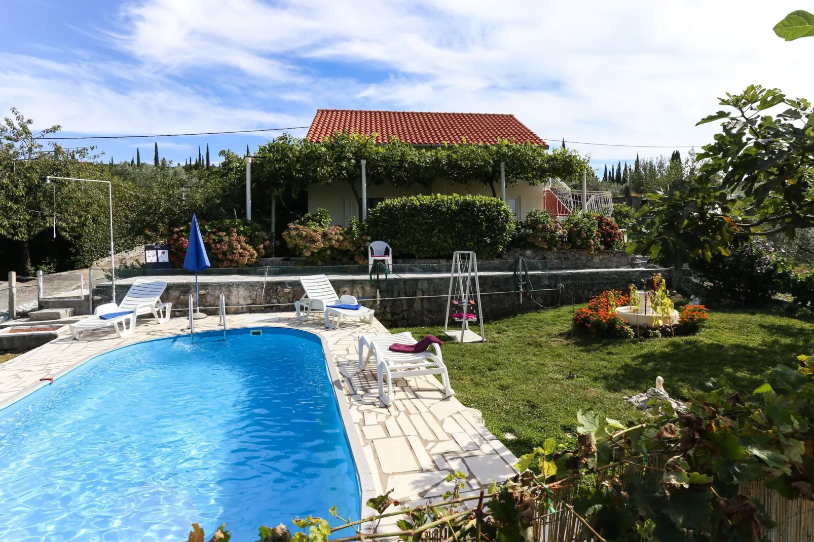Villa Desin - Three Bedroom Apartment with Terrace and Garden View-Zwembad