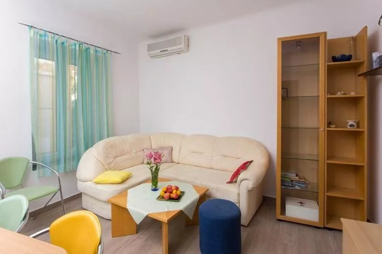 Apartment Family Tokić - One Bedroom Apartment with Terrace-Woonkamer