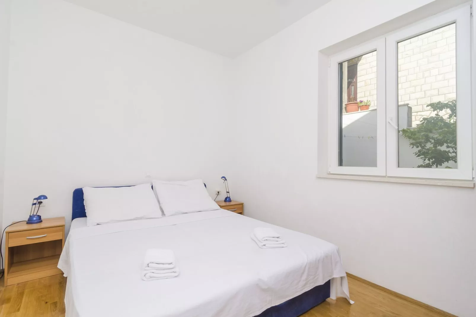Medi Apartment - Two-Bedroom Apartment with Terrace and Sea View-Slaapkamer