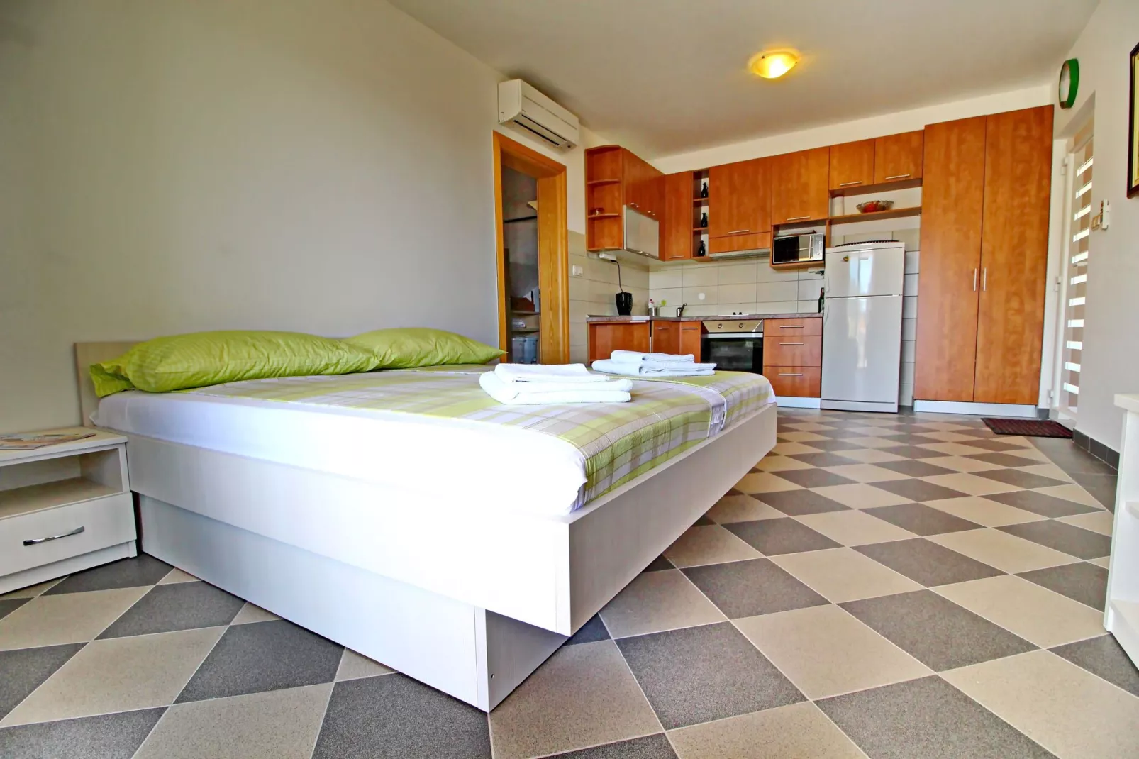 Apartments Gusti - Studio Apartment with Terrace and Sea View