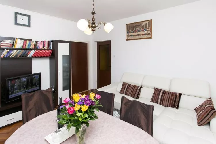 Apartment Debos - One-Bedroom Apartment with Balcony and Sea View-Woonkamer