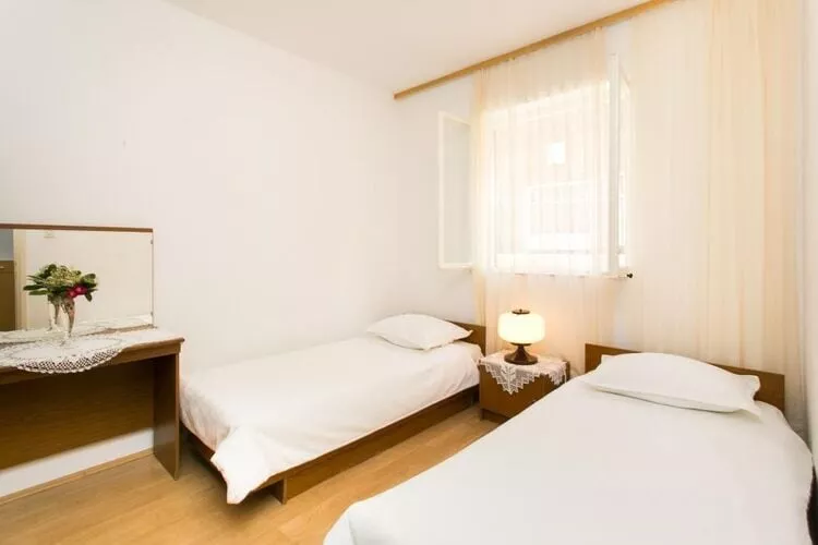 Apartment Debos - One-Bedroom Apartment with Balcony and Sea View-Slaapkamer