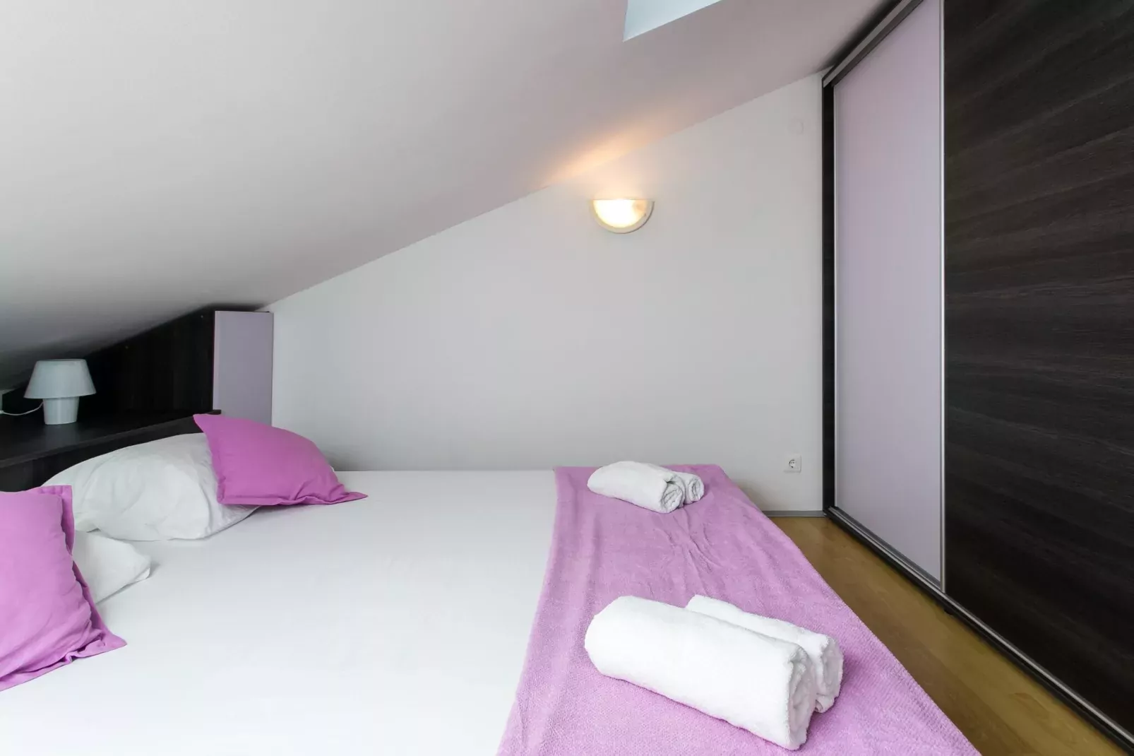 Apartment Marlo - Two-Bedroom Apartment with Balcony (Top Floor)-Slaapkamer