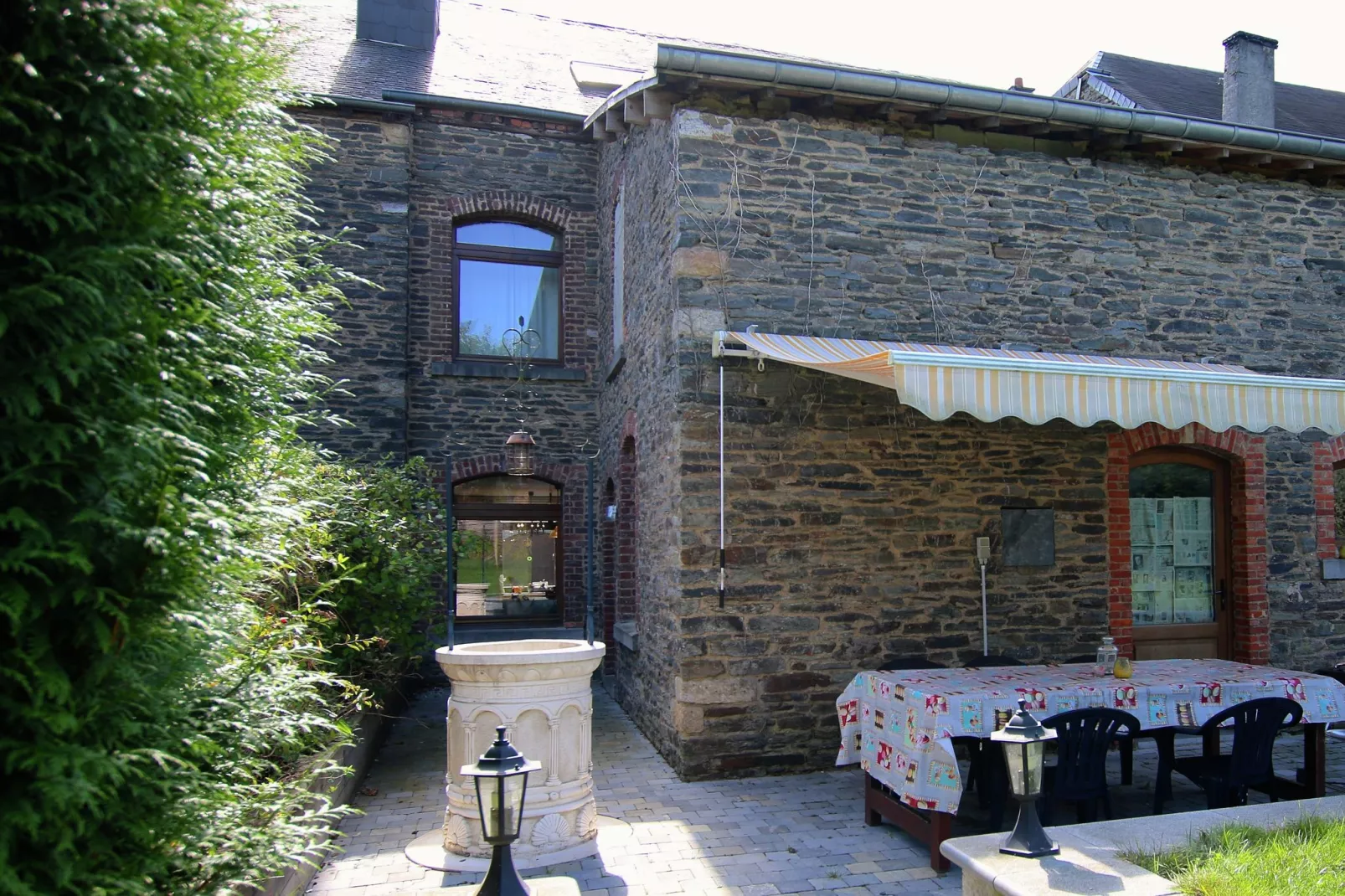 Les Gîte des Alouettes-Buitenkant zomer