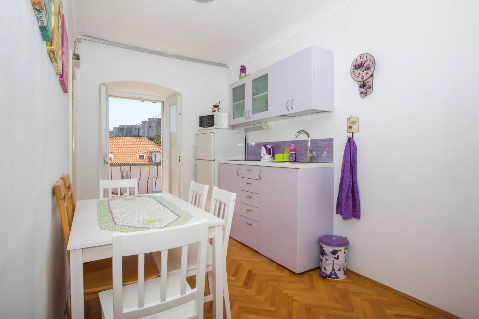 Guest House Gugily- Triple Room with Shared Bathroom and City View (3)-Keuken