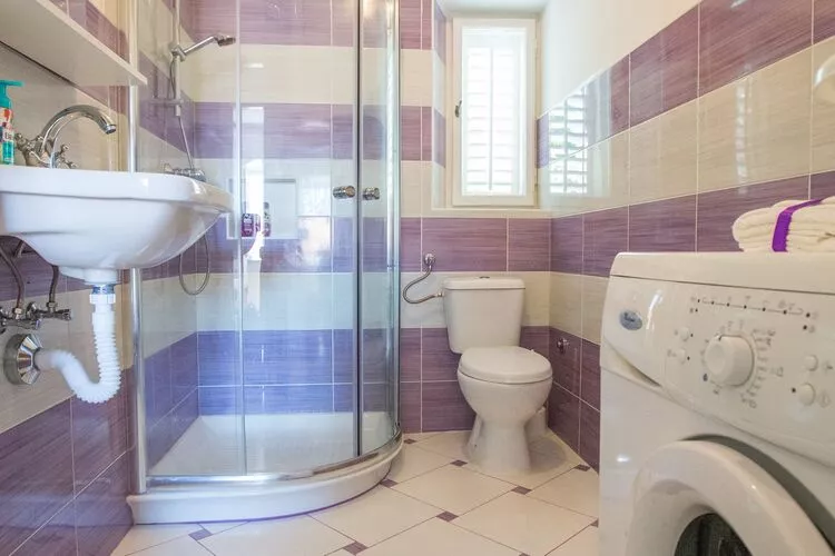Guest House Gugily- Double Room with Shared Bathroom (2)-Badkamer