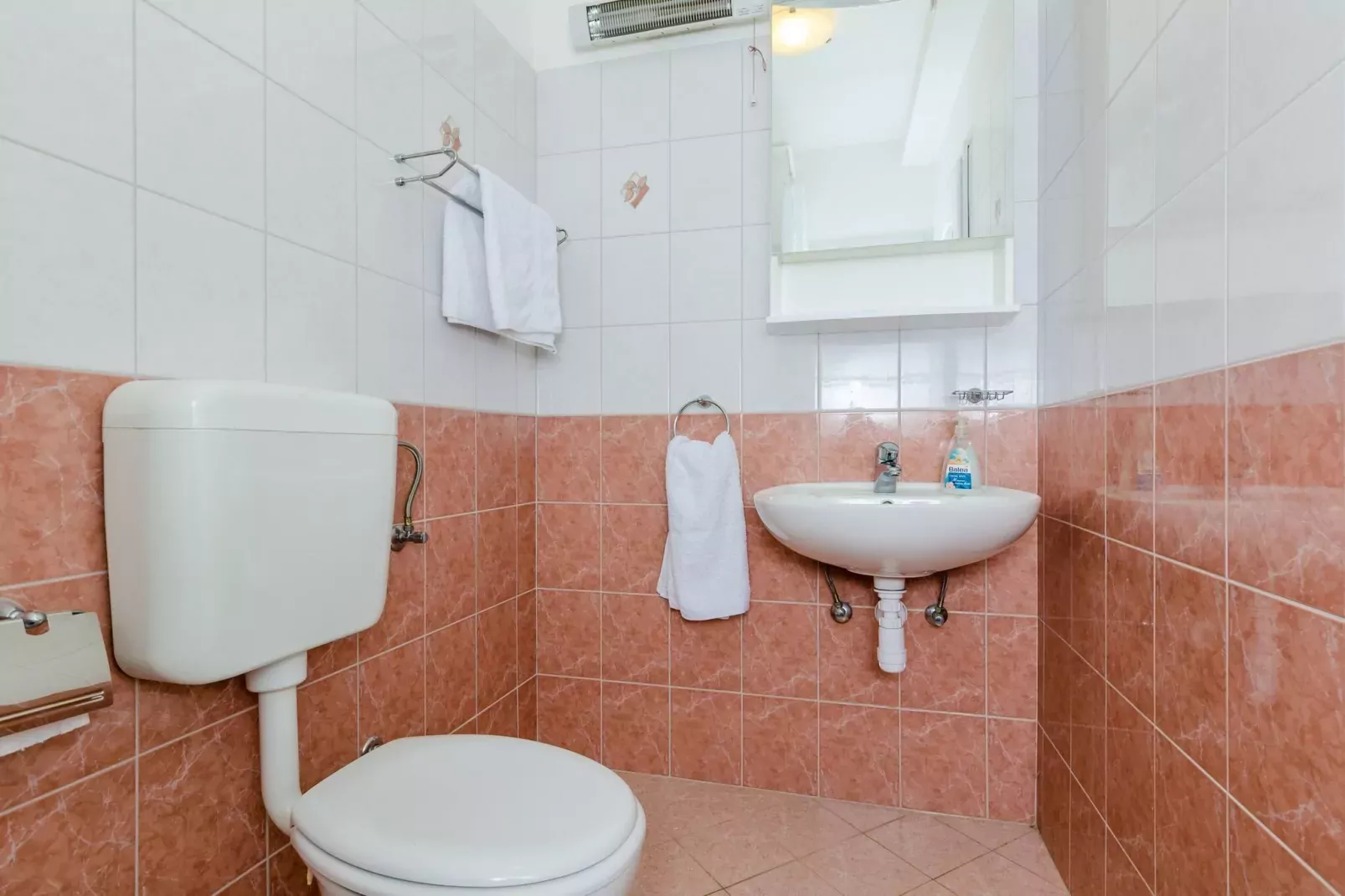Color Apartments - One Bedroom Apartment with Terrace and Partial Sea View (Blue)-Badkamer