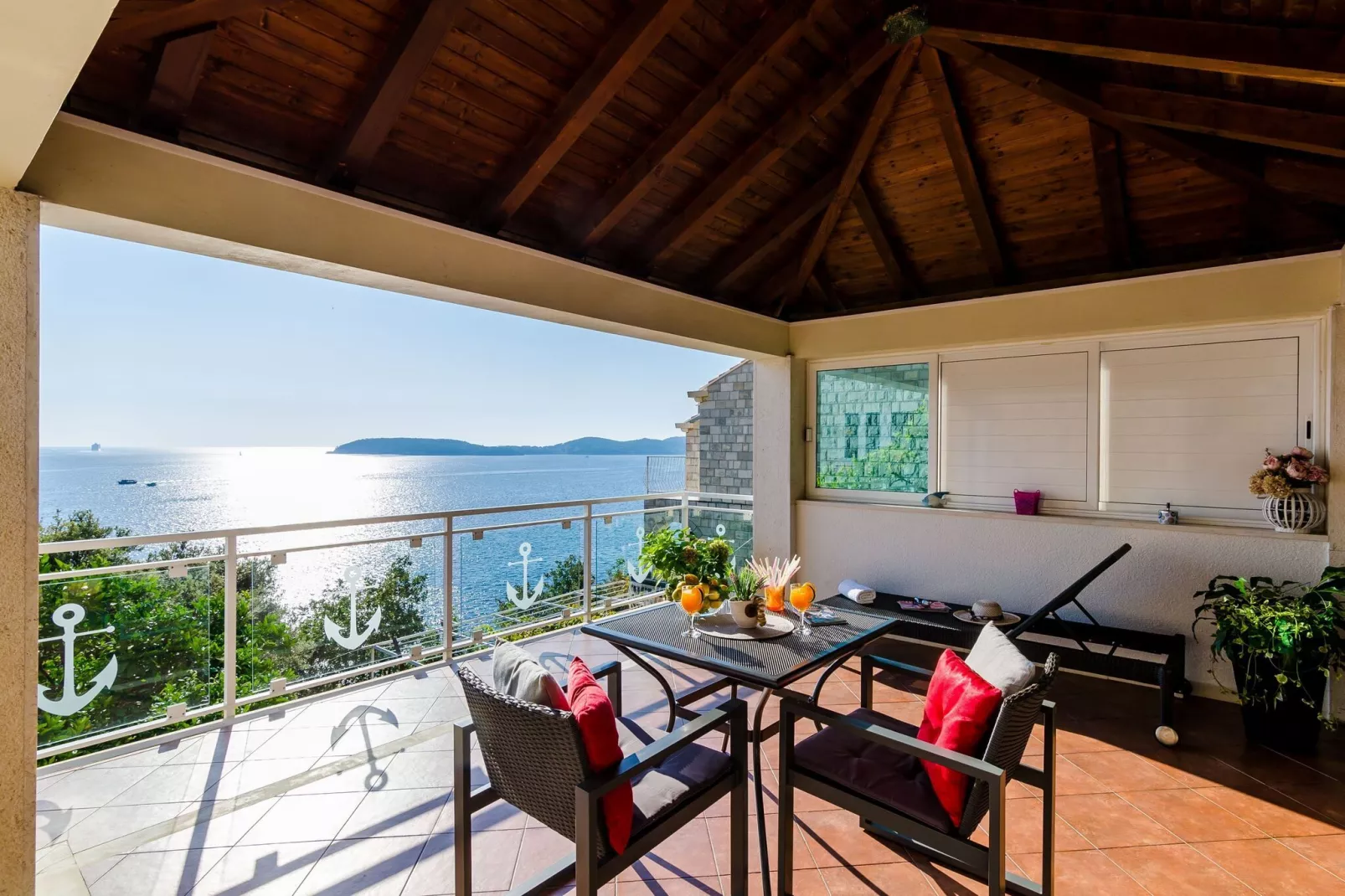 Indy's Beach Apartments- Studio Apartment with Patio and Sea View-Terrasbalkon