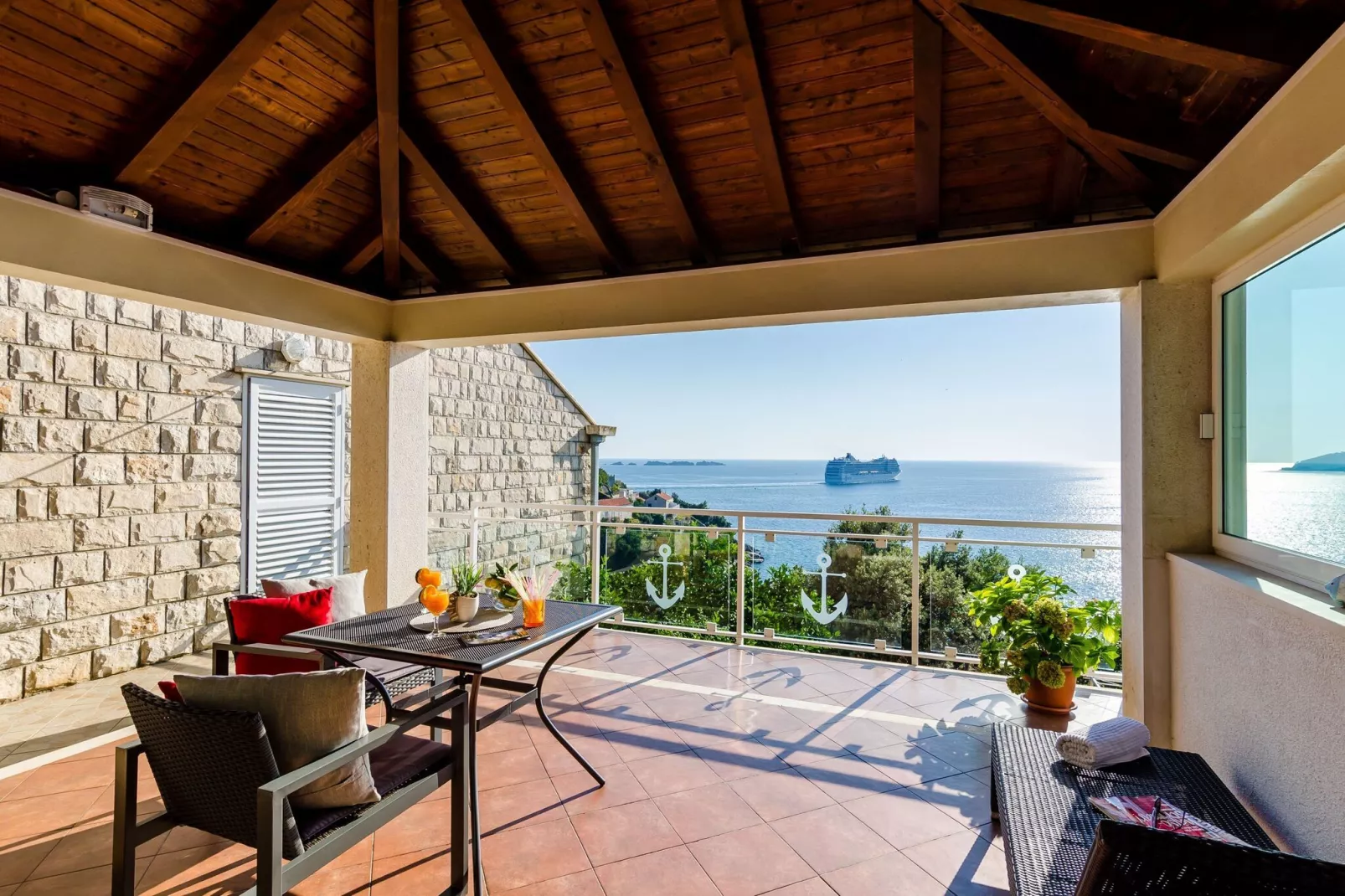 Indy's Beach Apartments- Studio Apartment with Patio and Sea View-Terrasbalkon