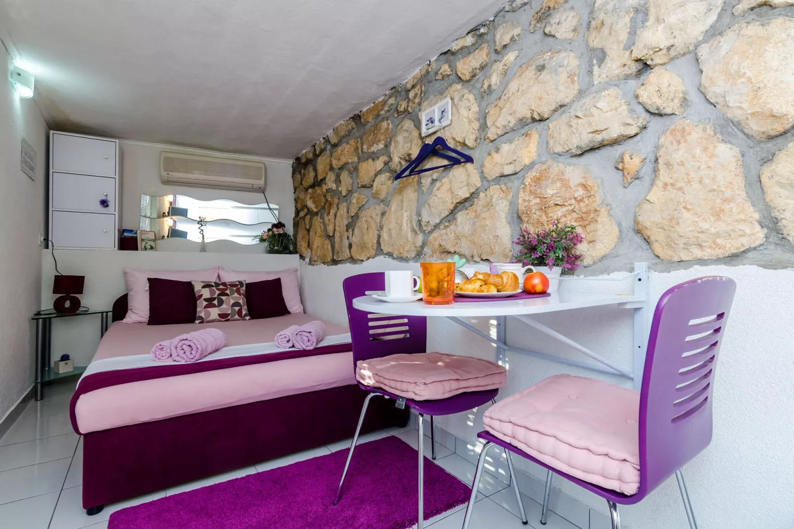 Indy's Beach Apartments- Studio Apartment with Patio and Sea View-Eetkamer