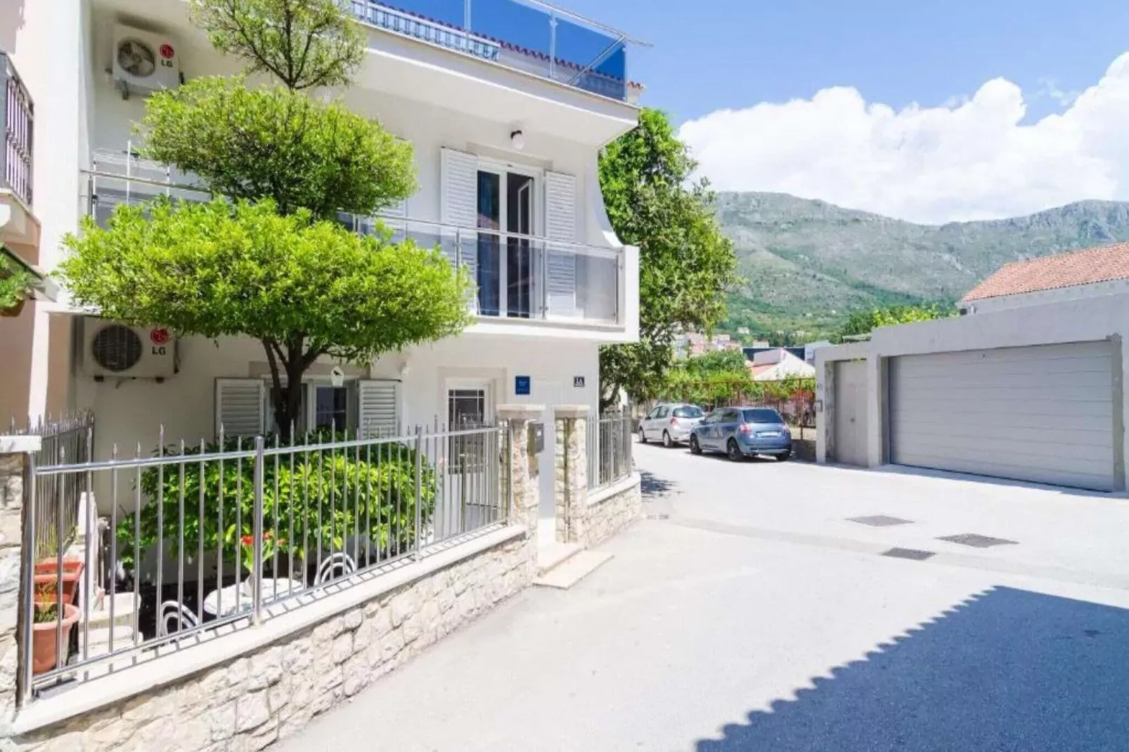 Apartments & Rooms Barišić - Superior Studio Apartment with Balcony and Garden View (G2-7)-Buitenlucht